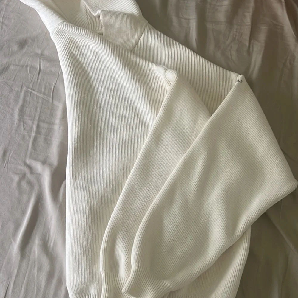 ALO Yoga Cream Oversized Hooded Sweater - Picture 7 of 9